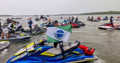 Caravana náutica de jetskis chega a Foz do Iguaçu após mais de 400 km pelo Rio Paraná