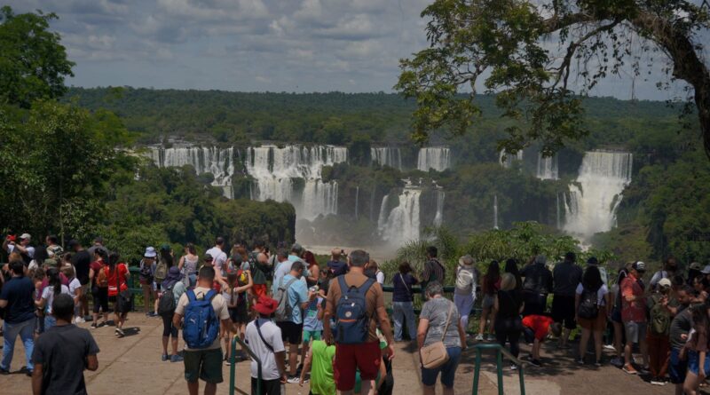 Paraná foi o terceiro portão de entrada de turistas estrangeiros em maio no País Paraná foi o terceiro portão de entrada de turistas estrangeiros em maio no País