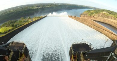 Itaipu abre vertedouro após nível do reservatório subir com as chuvas