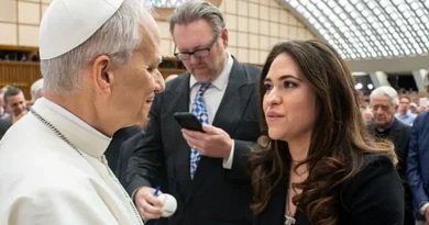 Papa faz história ao nomear primeira mulher para comandar a Comunicação do Vaticano