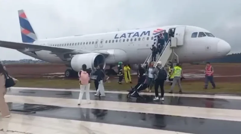 Avião com 151 pessoas sai da pista durante pouso em Cascavel Avião com 151 pessoas sai da pista durante pouso em Cascavel