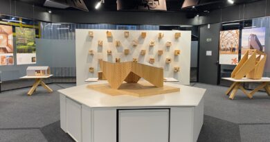 Exposição internacional “Sábia Madeira” chega à PUCPR em celebração aos 50 anos do curso de Arquitetura e Urbanismo