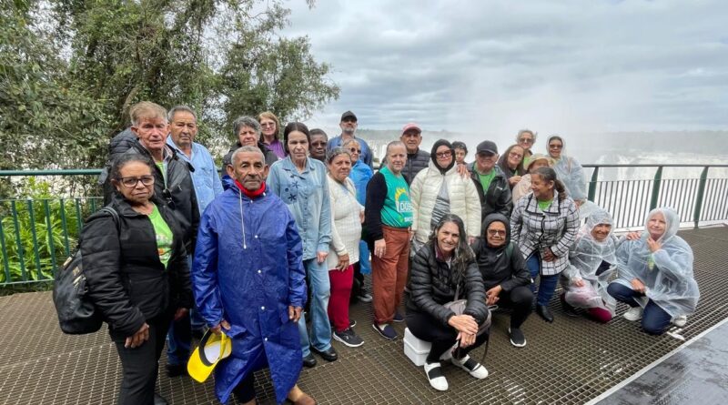 Idosos de Assis Chateaubriand participam de passeio cultural em Foz do Iguaçu Idosos de Assis Chateaubriand participam de passeio cultural em Foz do Iguaçu