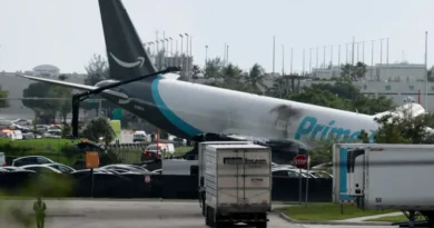 Avião de carga da Amazon sai da pista, invade via e deixa ao menos 5 mortos em Miami