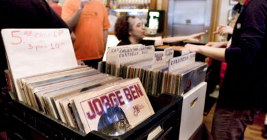 Foz do Iguaçu recebe feira com mais de 5 mil discos de vinil Foz do Iguaçu recebe feira com mais de 5 mil discos de vinil