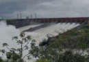 Vertedouro de Itaipu volta a liberar água pela calha esquerda em Foz do Iguaçu Vertedouro de Itaipu volta a liberar água pela calha esquerda em Foz do Iguaçu