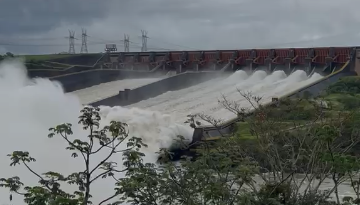 Vertedouro de Itaipu volta a liberar água pela calha esquerda em Foz do Iguaçu