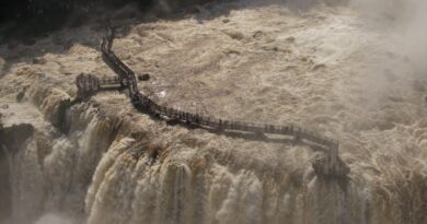 Vazão das Cataratas do Iguaçu chega a 9,7 milhões de litros por segundo e passarela da Garganta do Diabo tem corrimões retirados