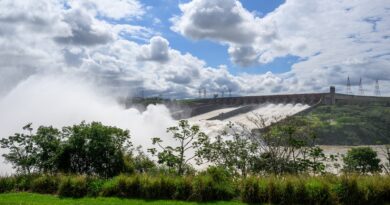 Nível do Rio Paraná atinge pico de 120,81 metros em Foz do Iguaçu e autoridades mantêm alerta com previsão de novas chuvas Nível do Rio Paraná atinge pico de 120,81 metros em Foz do Iguaçu e autoridades mantêm alerta com previsão de novas chuvas