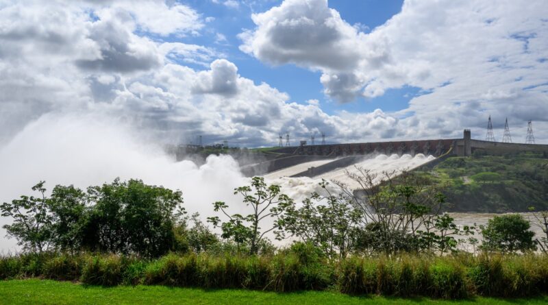 Nível do Rio Paraná atinge pico de 120,81 metros em Foz do Iguaçu e autoridades mantêm alerta com previsão de novas chuvas Nível do Rio Paraná atinge pico de 120,81 metros em Foz do Iguaçu e autoridades mantêm alerta com previsão de novas chuvas