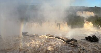 Cataratas do Iguaçu atingem vazão de 17,7 milhões de litros por segundo Cataratas do Iguaçu atingem vazão de 17,7 milhões de litros por segundo